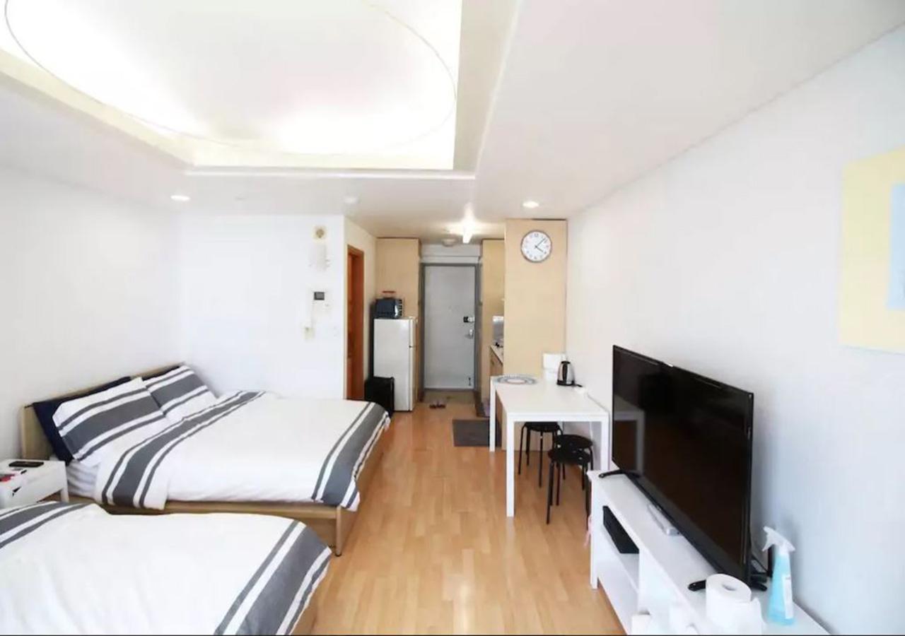 Апартаменты Here House Hongdae Сеул Экстерьер фото