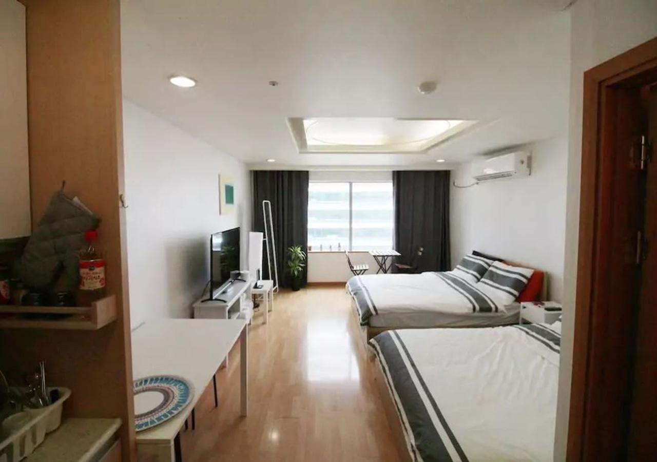 Апартаменты Here House Hongdae Сеул Экстерьер фото